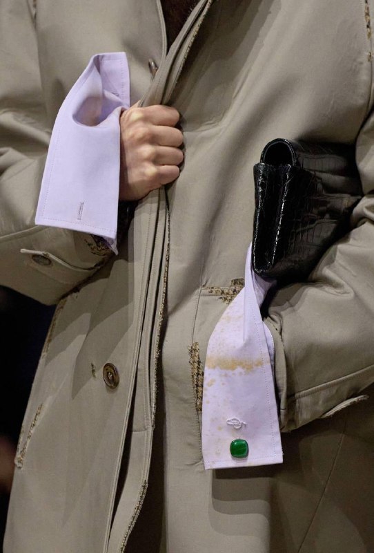 Слева на фото детали коллекции Prada осень-зима 2026/27. Справа — руба…